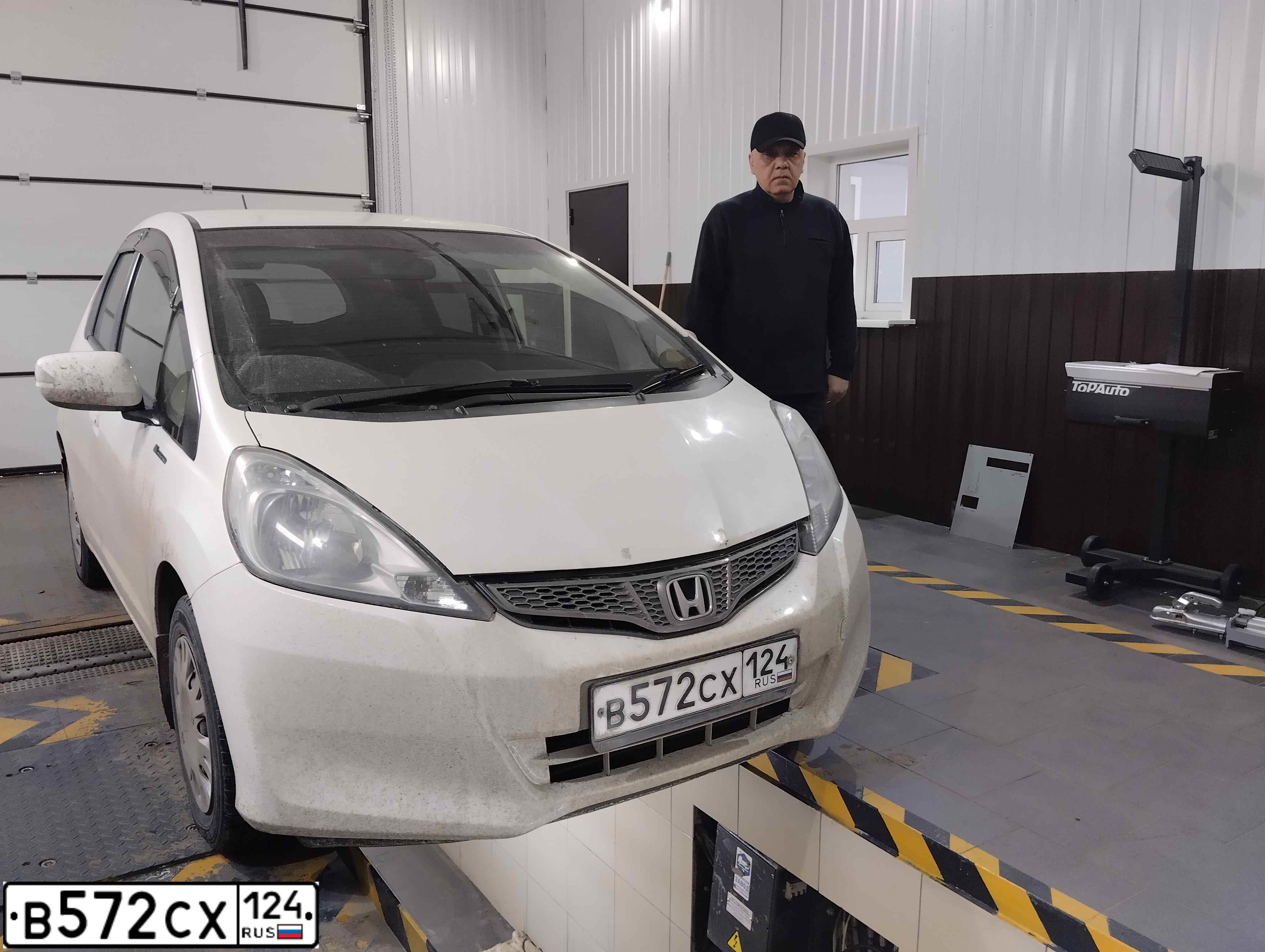 Фото автомобиля HONDA FIT, 2011 — госномер В572СХ124