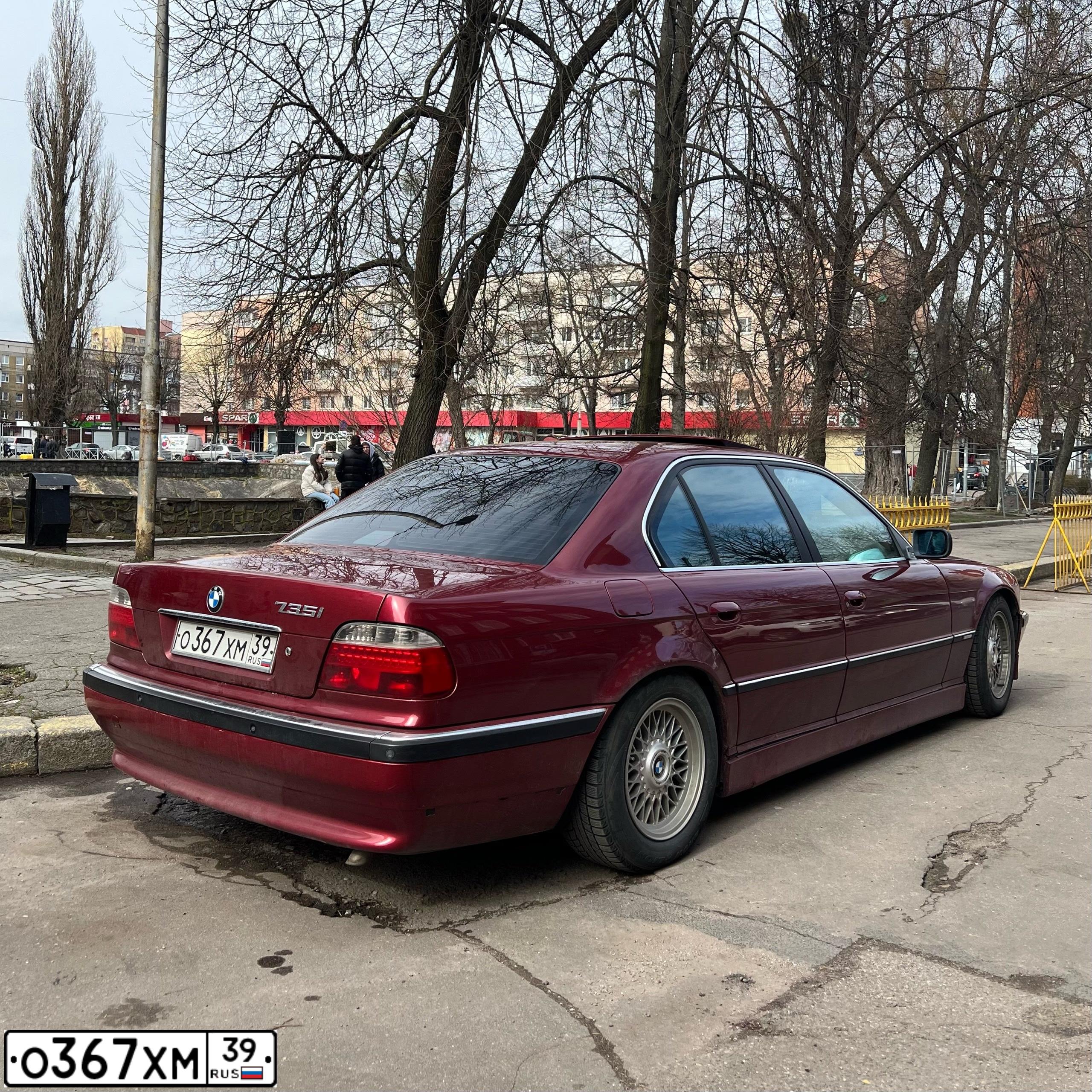 Фото автомобиля BMW SERIE 7, 1995 — госномер О367ХМ39. Цвет: КРАСНЫЙ