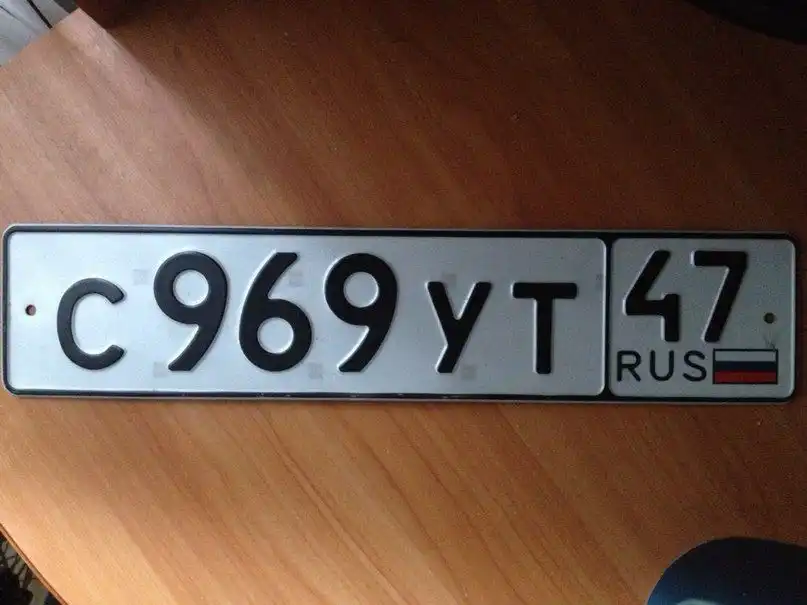 Фото автомобиля NISSAN TIIDA, 2008 — госномер О218АМ47. Цвет: ТЕМНО-СИНИЙ