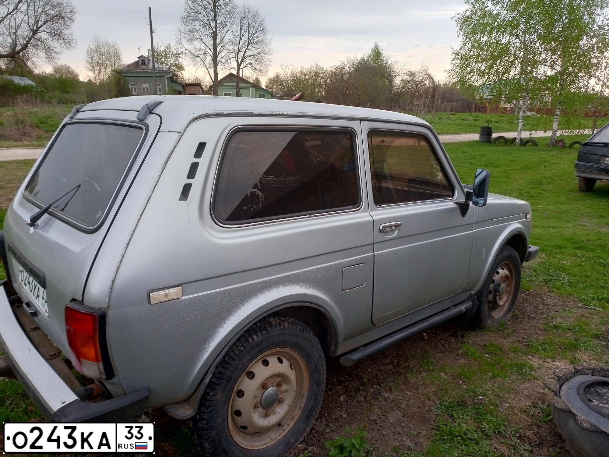 Фото автомобиля LADA 2121 NIVA, 1999 — госномер О243КА33. Цвет: СЕРЕБРИСТО-СЕРЫЙ