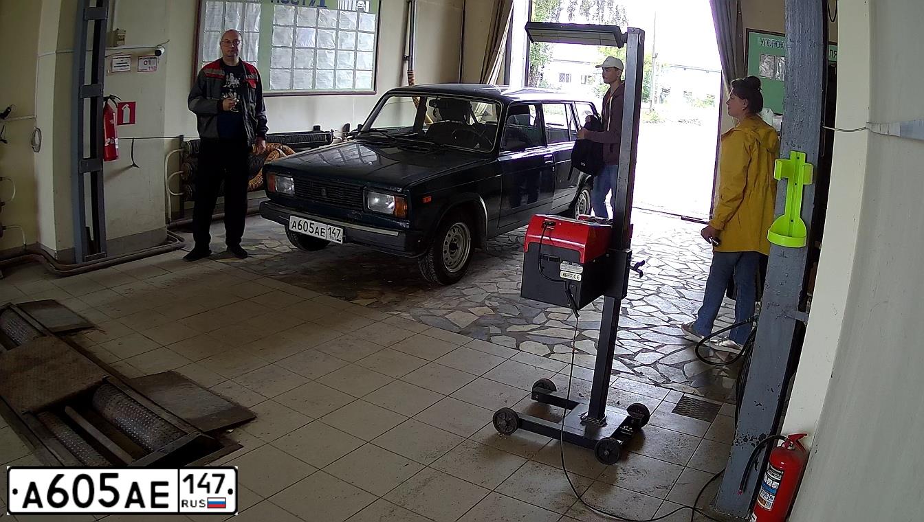 Фото автомобиля LADA 2104 LADA, 2007 — госномер А605АЕ147. Цвет: АВОКАДО