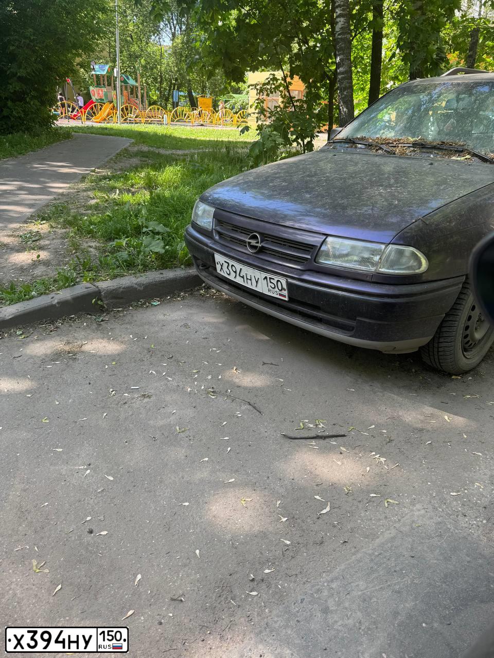 Фото автомобиля OPEL ASTRA, 1994 — госномер Х394НУ150. Цвет: СИНИЙ
