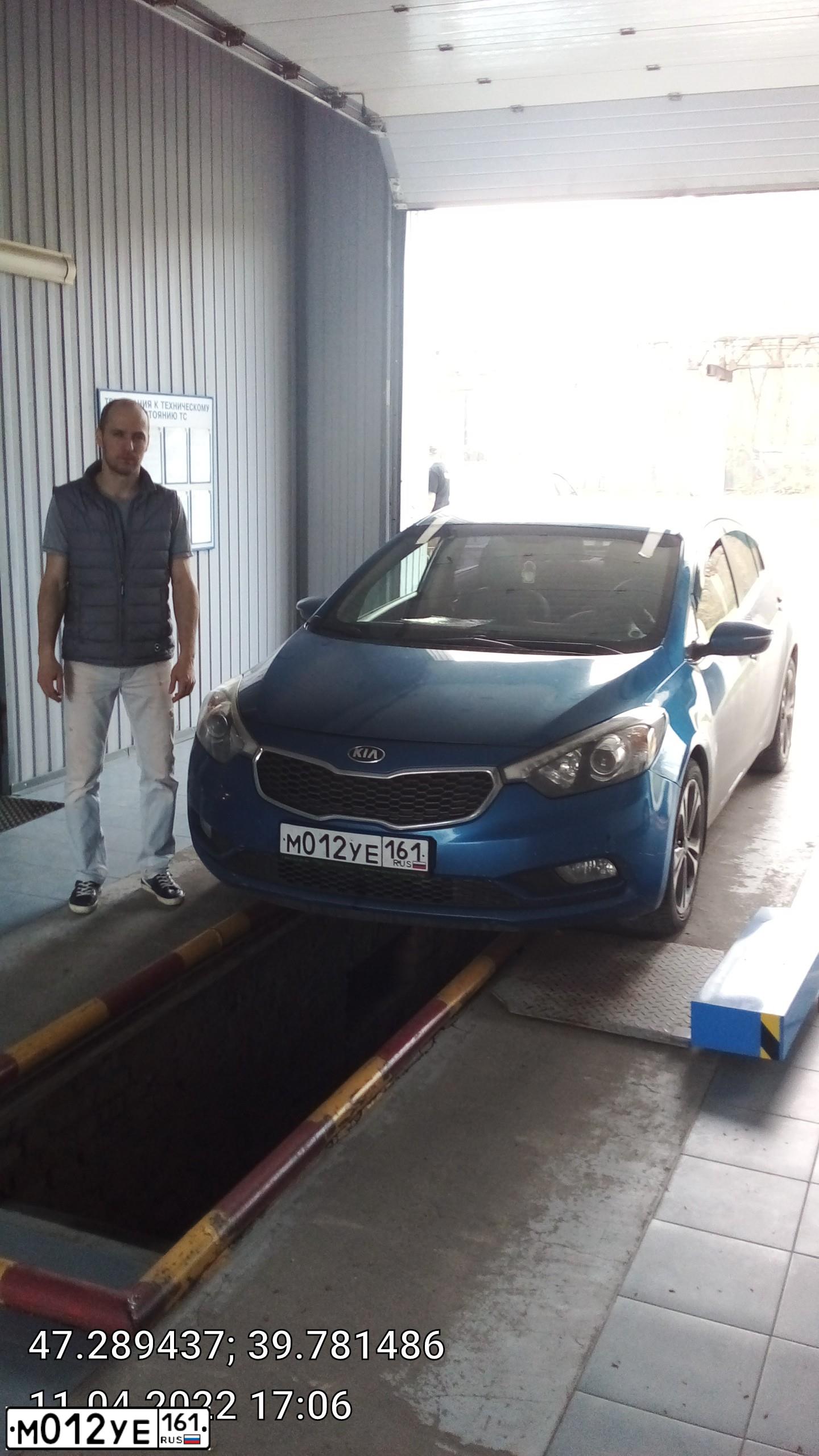 Фото автомобиля KIA CERATO, 2015 — госномер М012УЕ161. Цвет: синий