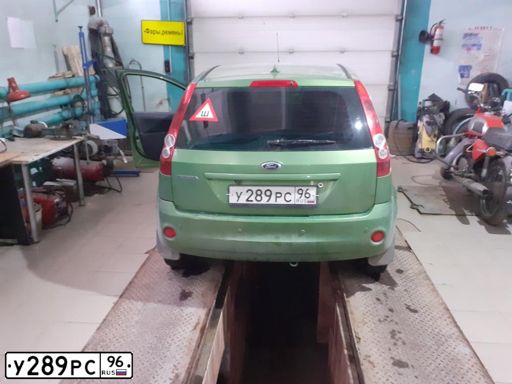 Фото автомобиля FORD FIESTA / ASPIRE, 2006 — госномер У289РС96. Цвет: ЗЕЛЕНЫЙ