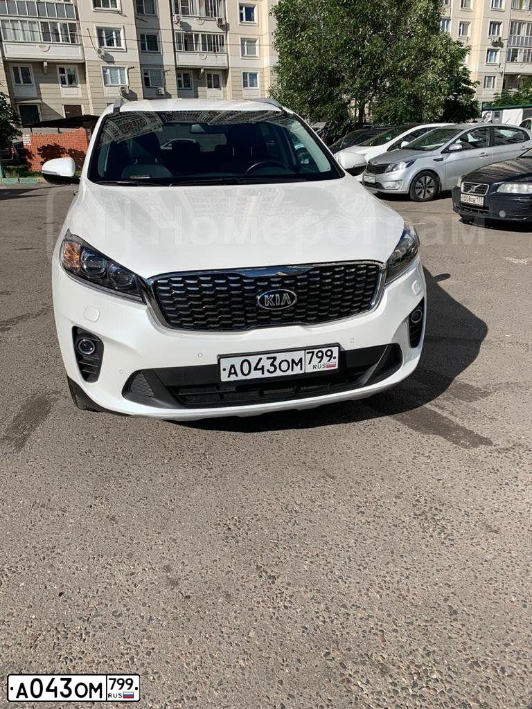 Фото автомобиля KIA SORENTO, 2019 — госномер А043ОМ799. Цвет: Белый