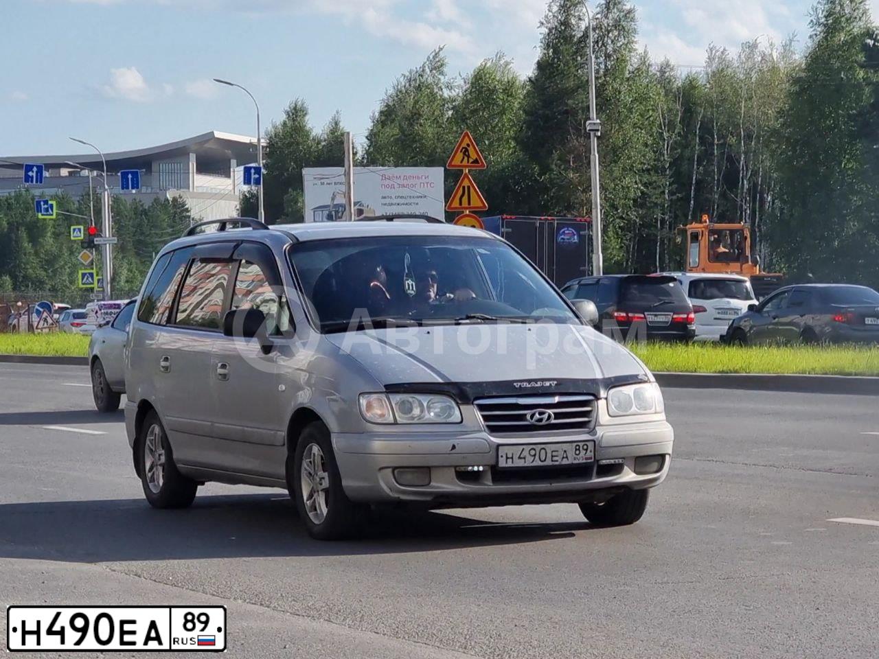 Фото автомобиля HYUNDAI TRAJET, 2006 — госномер Н490ЕА89. Цвет: серебристый