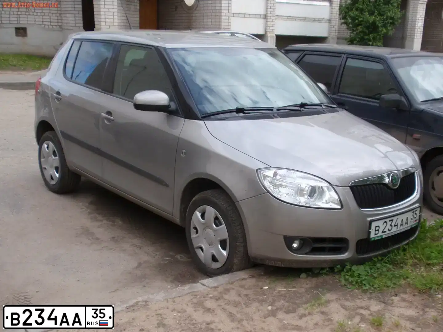 Фото автомобиля SKODA FABIA, 2010 — госномер С239НН178. Цвет: СЕРЫЙ