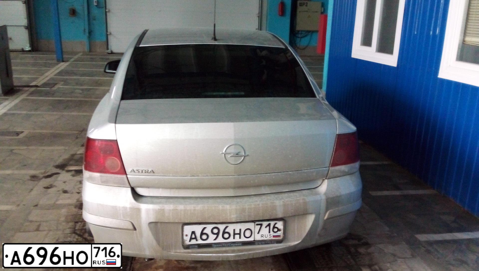 Фото автомобиля OPEL ASTRA, 2012 — госномер У596МУ31. Цвет: Серебристый