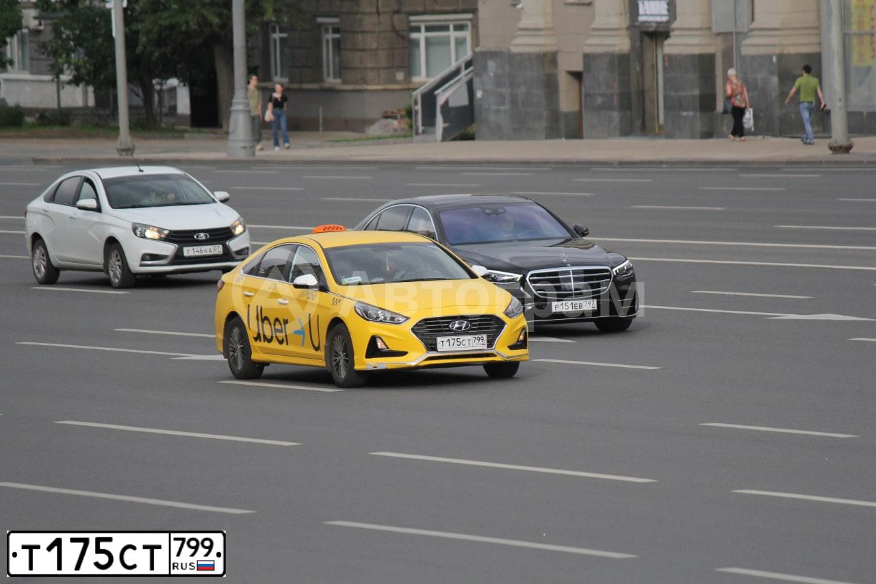 Фото автомобиля HYUNDAI SONATA, 2019 — госномер Т175СТ799. Цвет: ЖЕЛТЫЙ