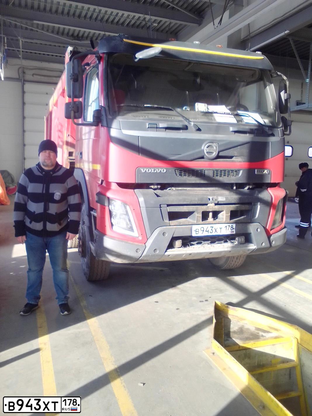 Фото автомобиля VOLVO SERIE FM /8X4/, 2014 — госномер В943ХТ178. Цвет: КРАСНЫЙ