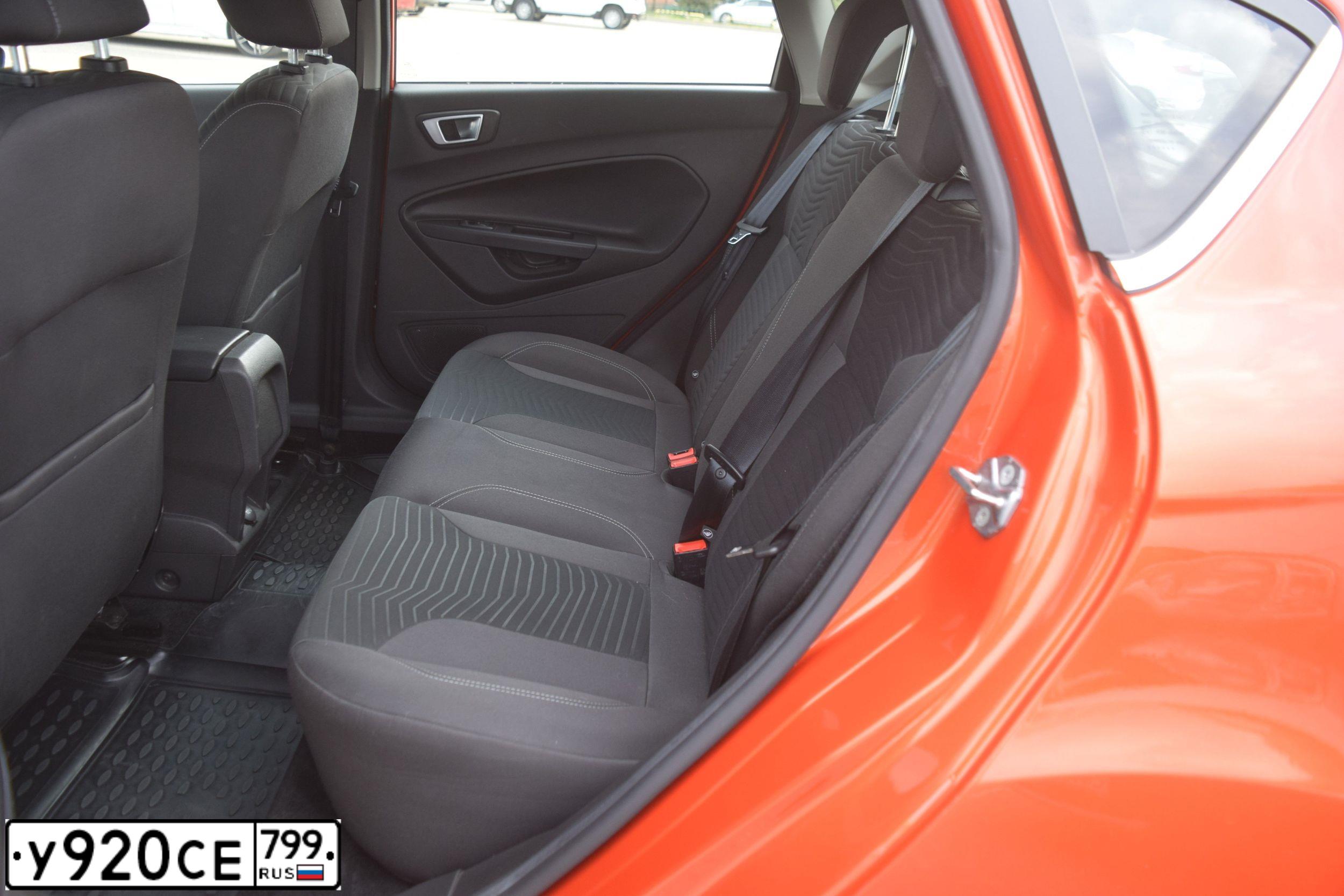 Фото автомобиля FORD FIESTA / ASPIRE, 2015 — госномер К553УМ126. Цвет: Оранжево-красный