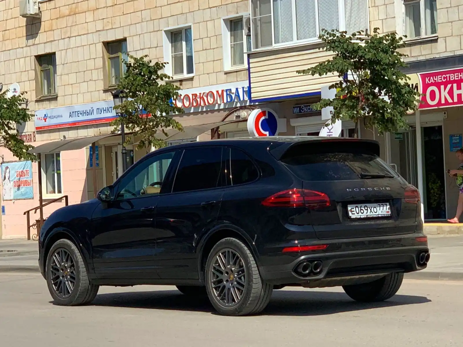 Фото автомобиля MERCEDES E-KLASSE, 2012 — госномер А672ЕМ799. Цвет: СИНИЙ