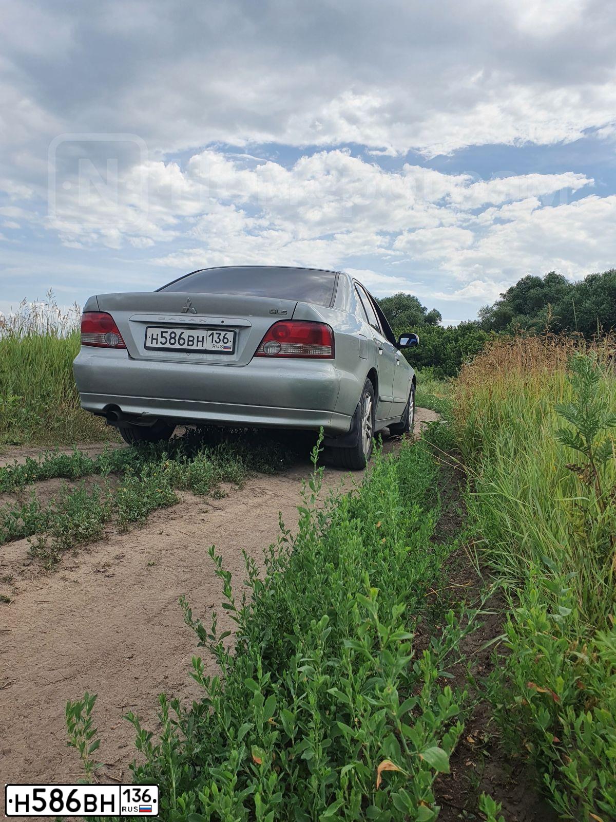 Фото автомобиля MITSUBISHI GALANT, 1999 — госномер Н586ВН136. Цвет: СЕРЫЙ