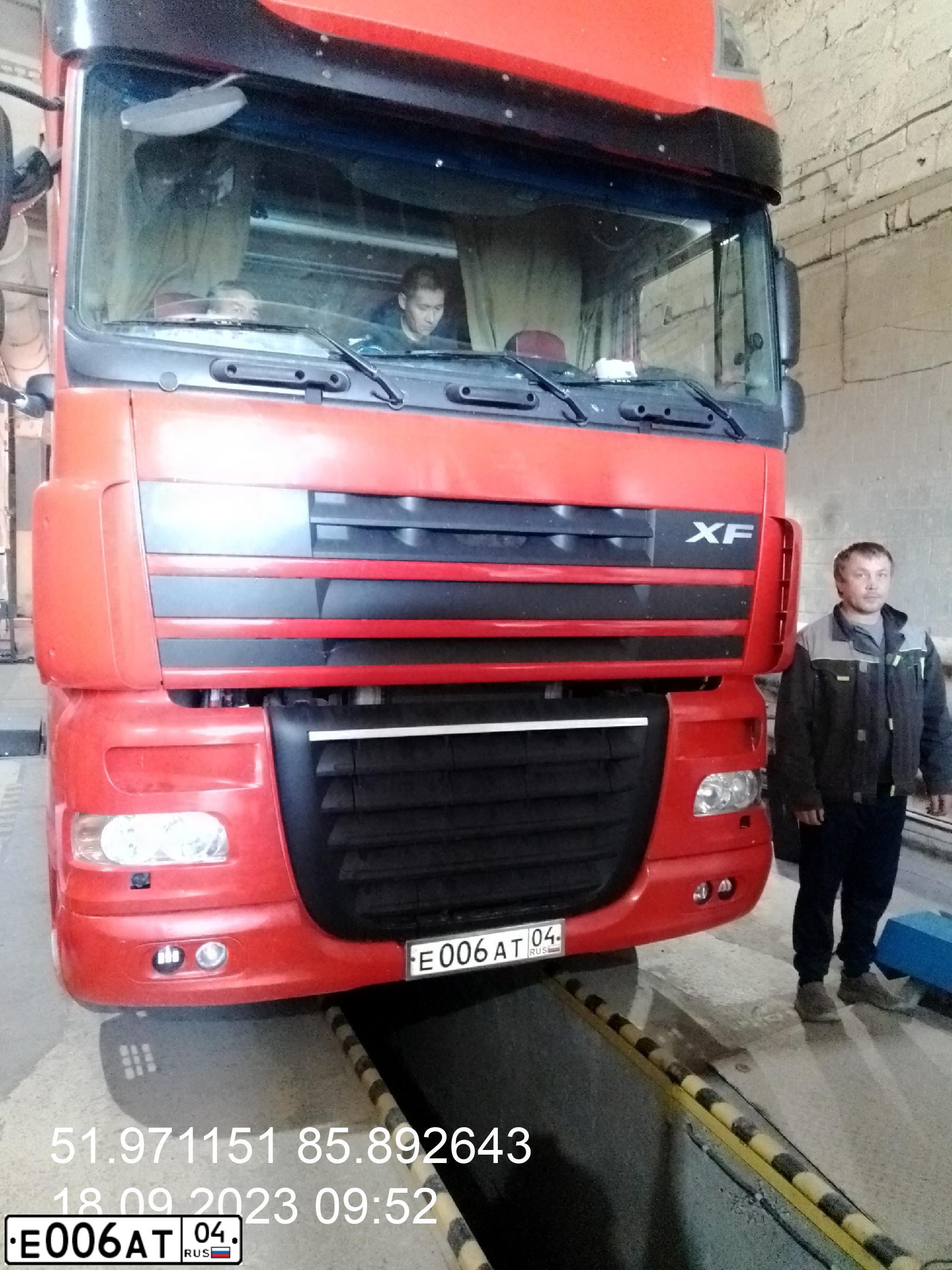 Фото автомобиля DAF FTS XF105 460, 2010 — госномер Е006АТ04. Цвет: Красный