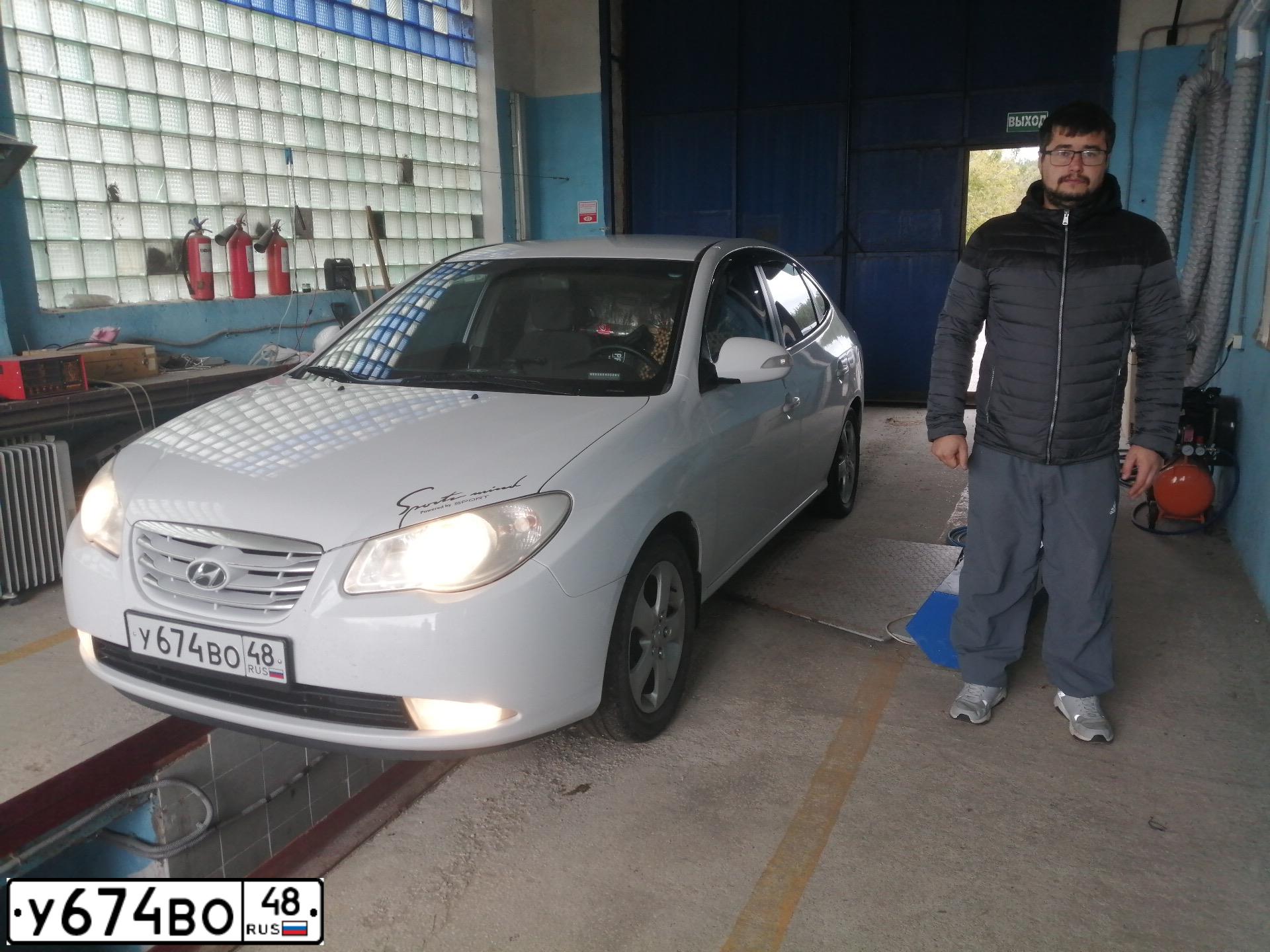 Фото автомобиля HYUNDAI ELANTRA, 2011 — госномер У674ВО48. Цвет: Белый