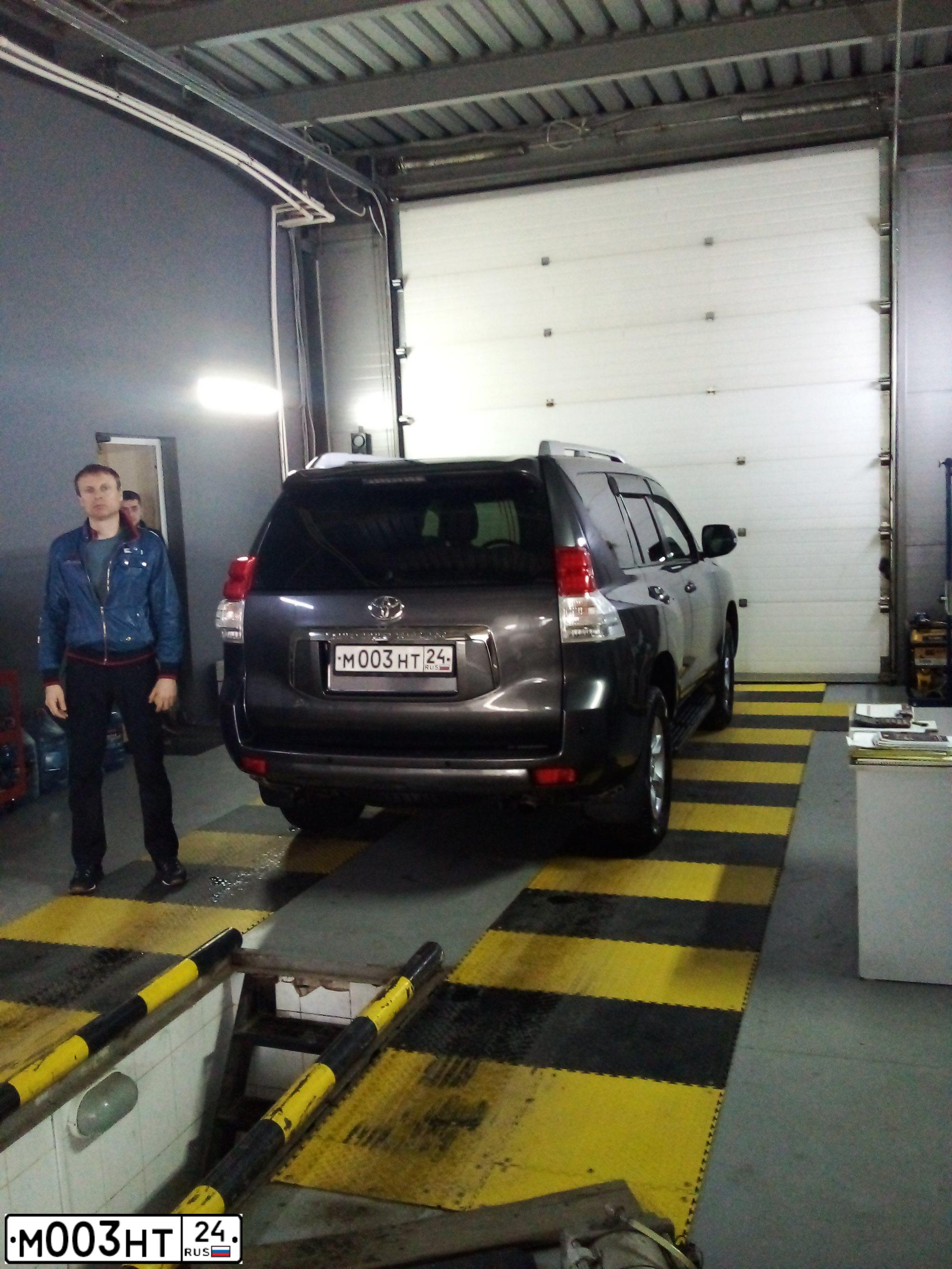Фото автомобиля AUDI Q5, 2010 — госномер А800АА124. Цвет: Белый