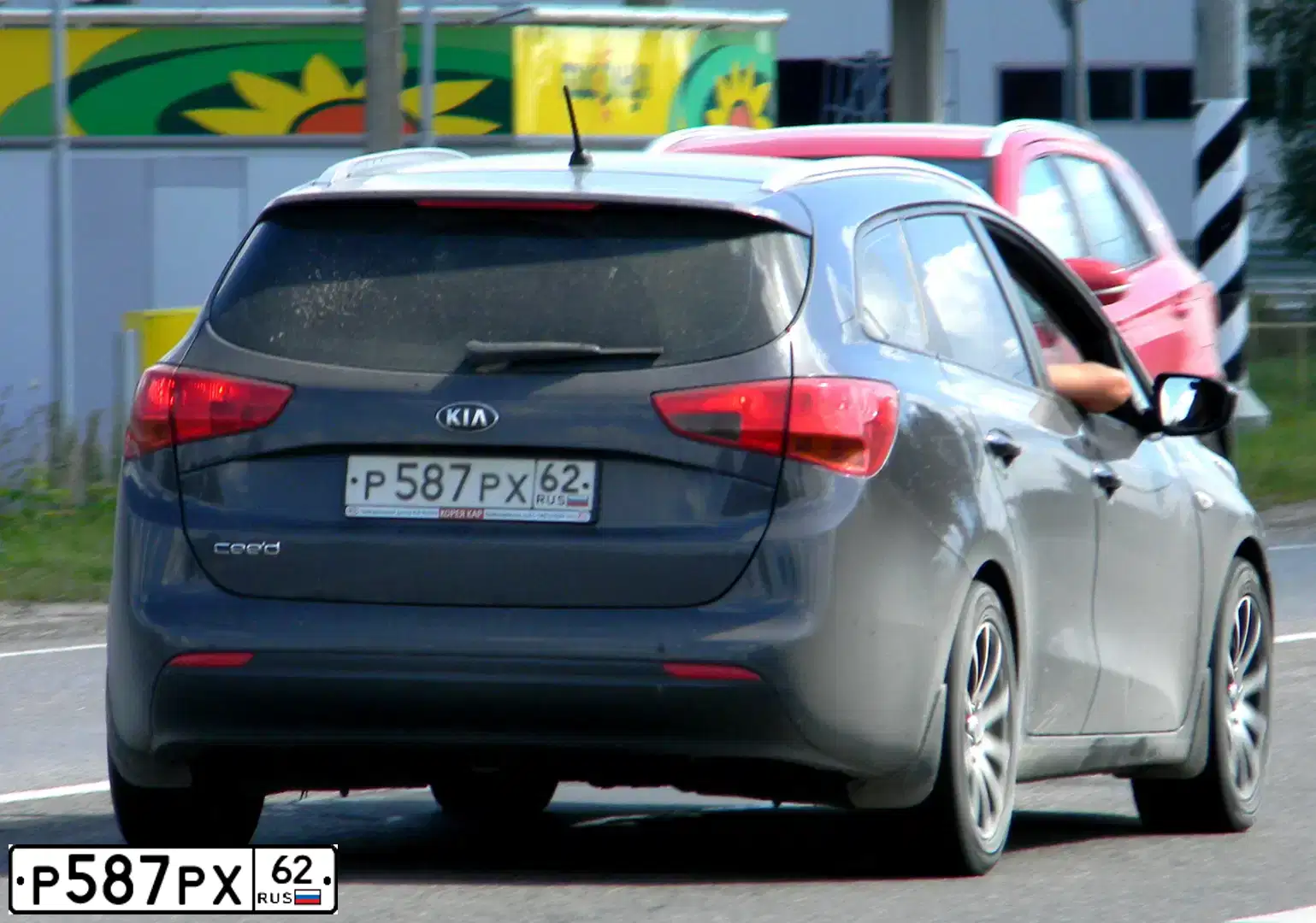Фото автомобиля KIA CEE'D, 2013 — госномер Р587РХ62. Цвет: СЕРЫЙ