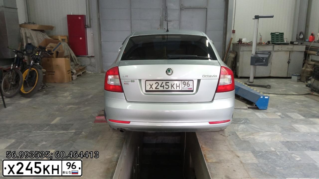 Фото автомобиля SKODA OCTAVIA, 2010 — госномер Х245КН96. Цвет: СВЕТЛО-СЕРЫЙ