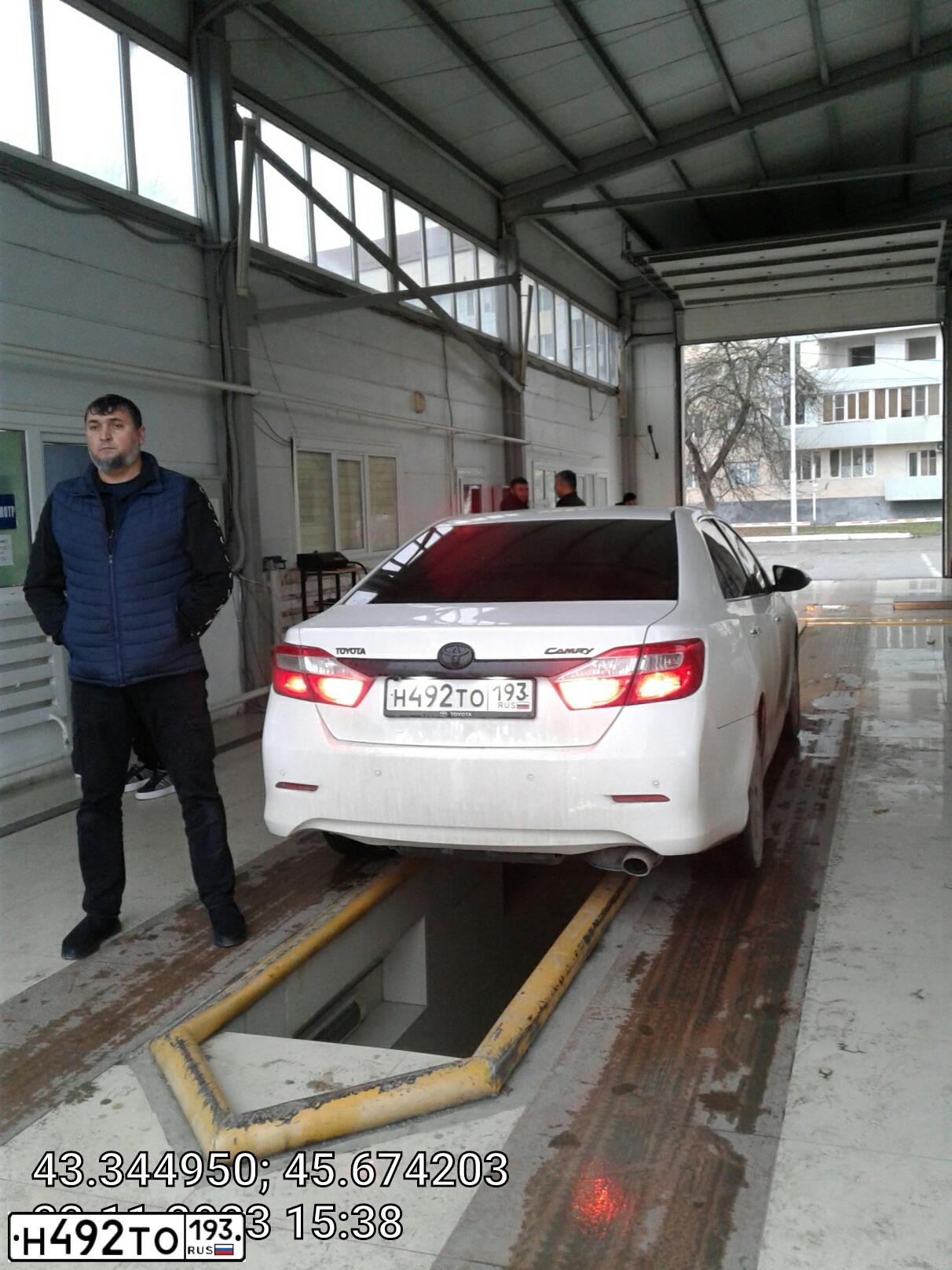 Фото автомобиля TOYOTA CAMRY, 2013 — госномер М100ОЕ193. Цвет: Белый