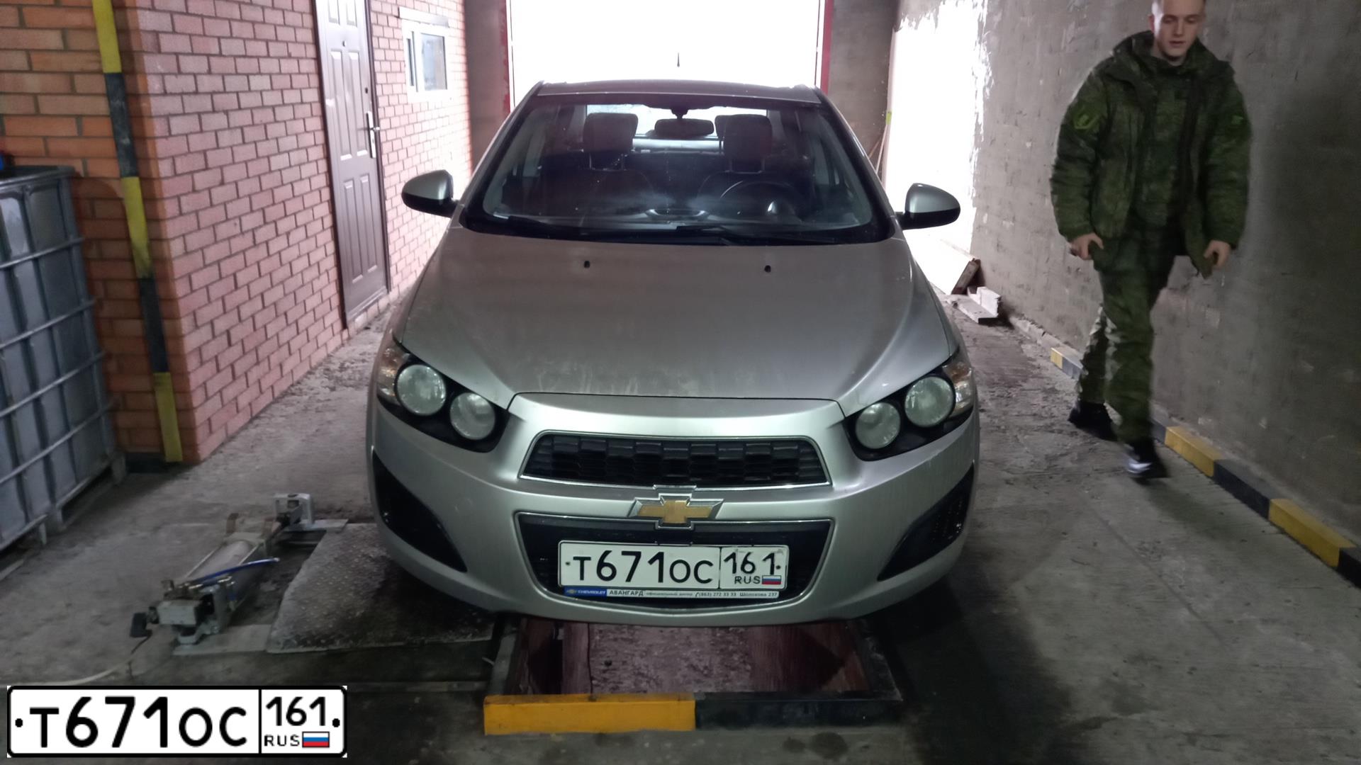Фото автомобиля CHEVROLET AVEO, 2012 — госномер Т671ОС161. Цвет: Серебристый