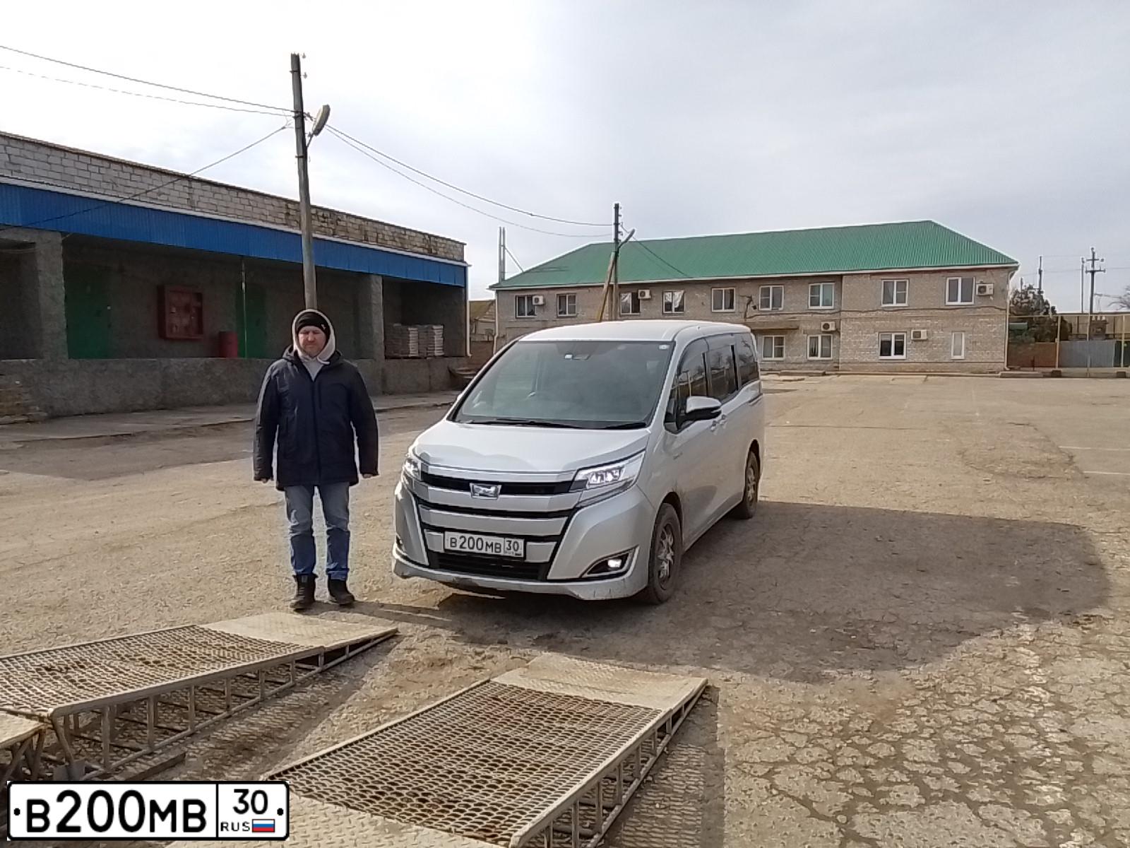 Фото автомобиля TOYOTA CAMRY, 2013 — госномер В200МВ30. Цвет: ЧЕРНЫЙ МЕТАЛЛИК