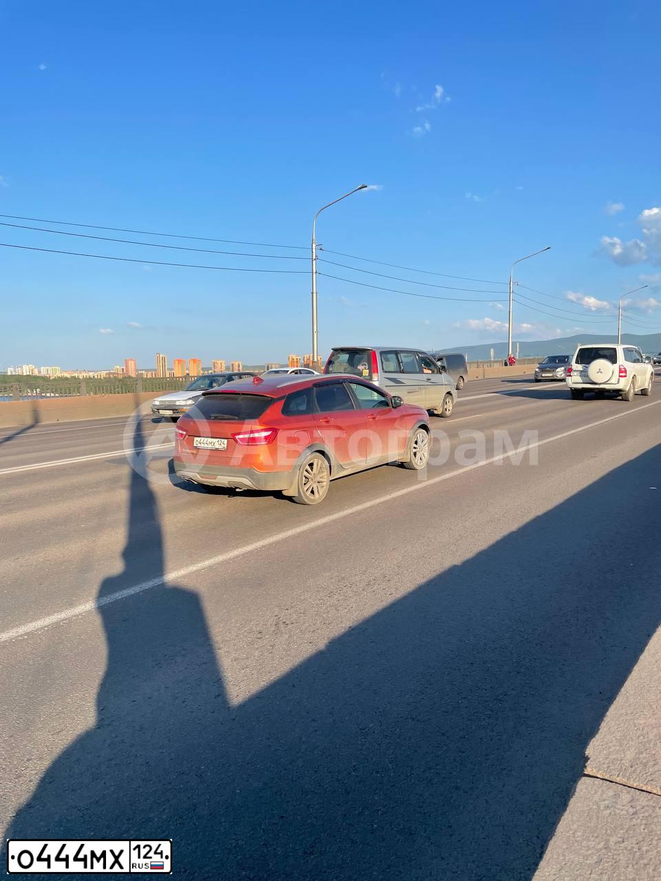 Фото автомобиля LADA VESTA, 2018 — госномер О444МХ124. Цвет: ОРАНЖЕВЫЙ