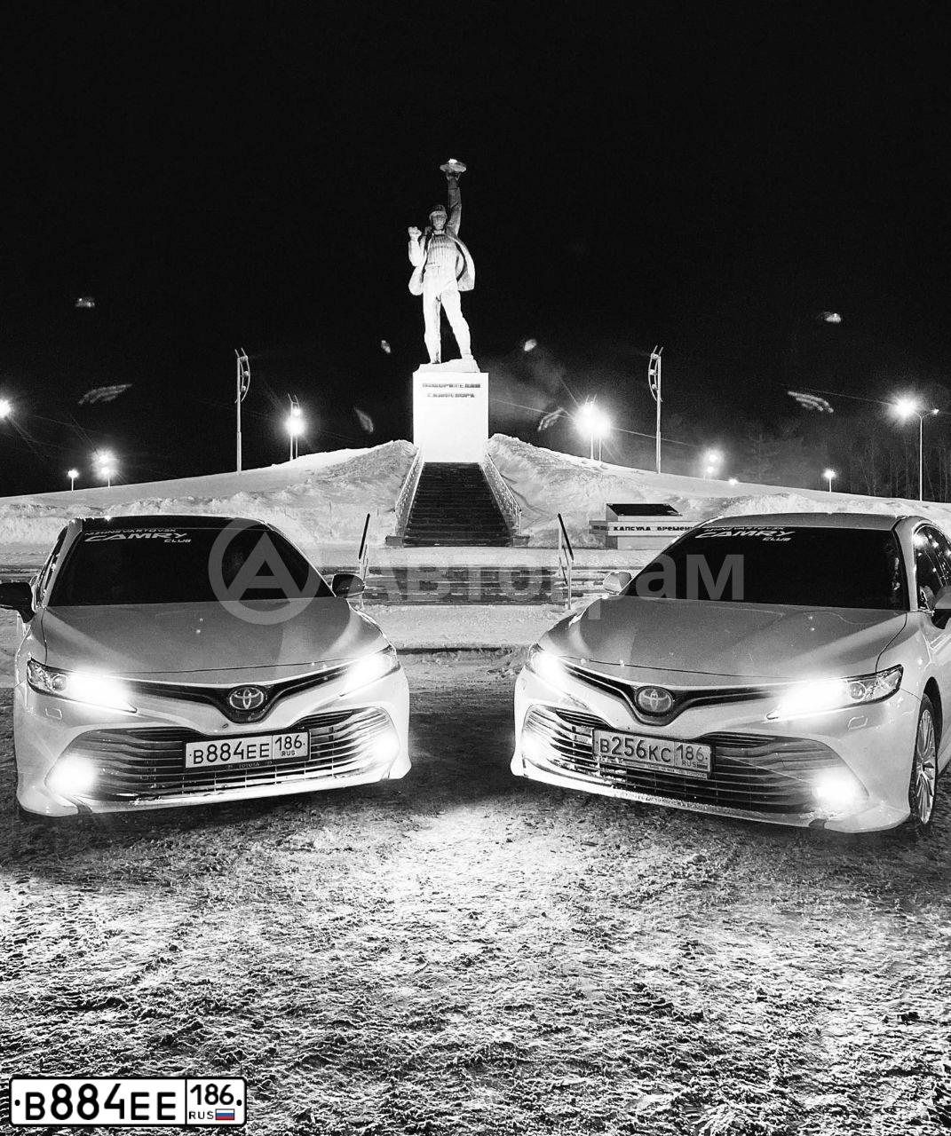 Фото автомобиля TOYOTA CAMRY, 2018 — госномер В884ЕЕ186. Цвет: БЕЛЫЙ ПЕРЛАМУТР