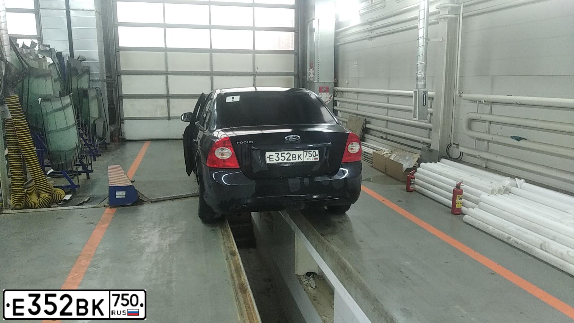 Фото автомобиля FORD FOCUS, 2010 — госномер Е352ВК750. Цвет: ЧЕРНЫЙ