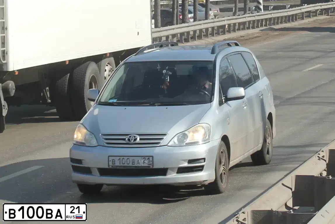 Фото автомобиля TOYOTA AVENSIS, 2004 — госномер В100ВА21. Цвет: СЕРЕБРИСТЫЙ