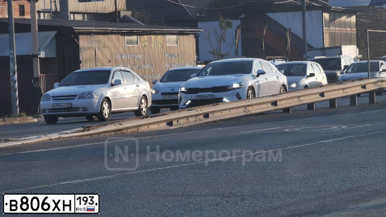 Фото автомобиля PORSCHE CAYENNE, 2007 — госномер Е777РС05. Цвет: Белый