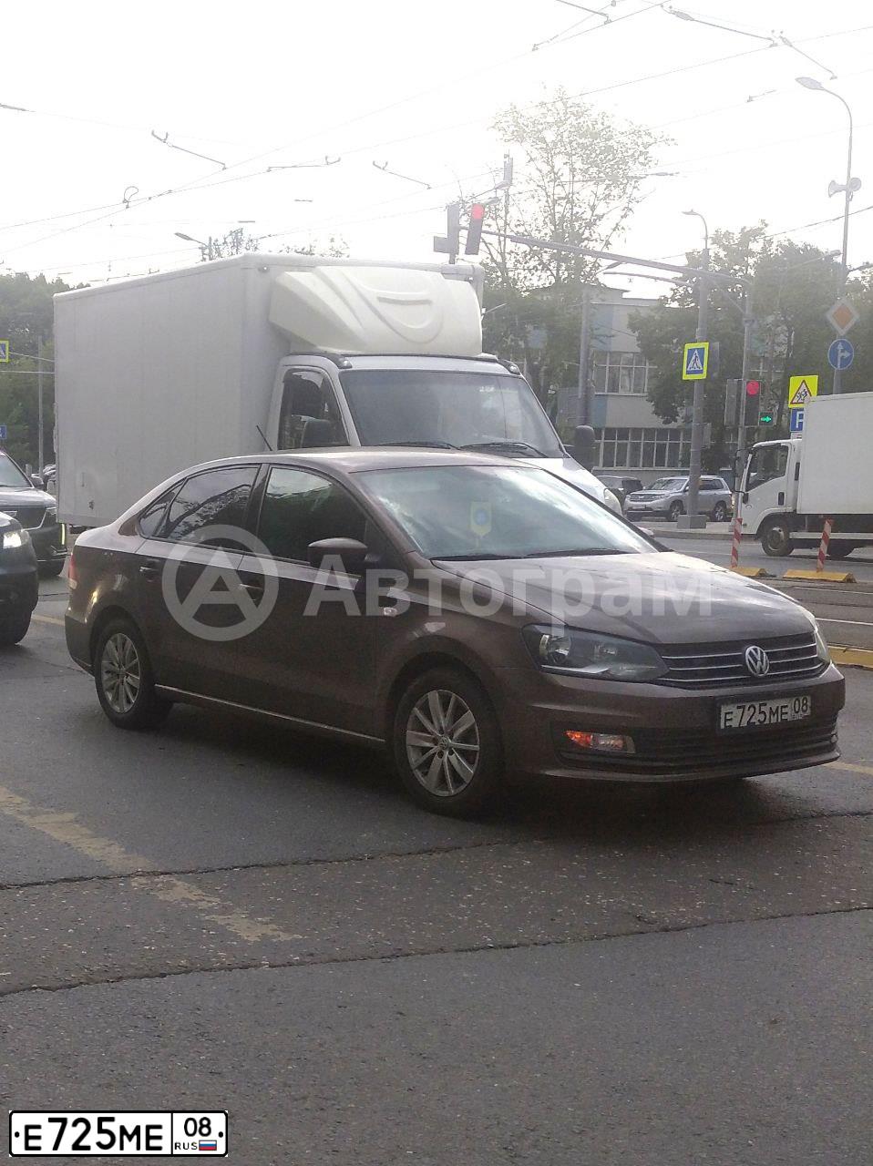 Фото автомобиля VOLKSWAGEN POLO, 2015 — госномер Е055УО750. Цвет: Коричневый