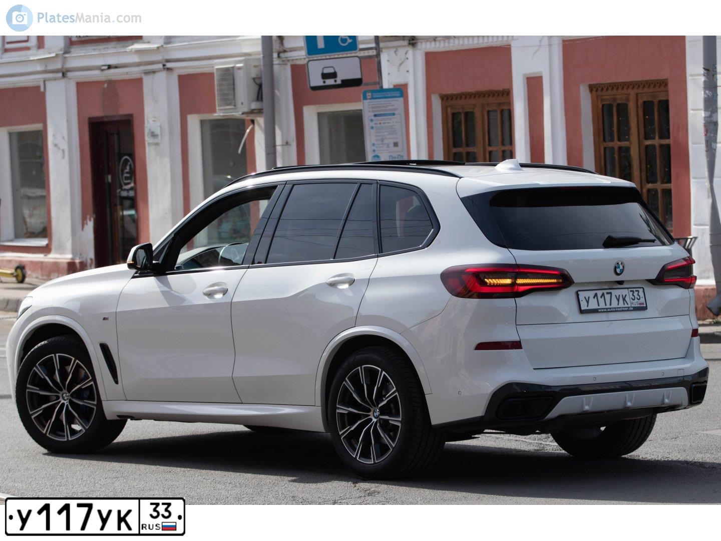 Фото автомобиля BMW X5 XDRIVE30D, 2022 — госномер У117УК33. Цвет: Белый