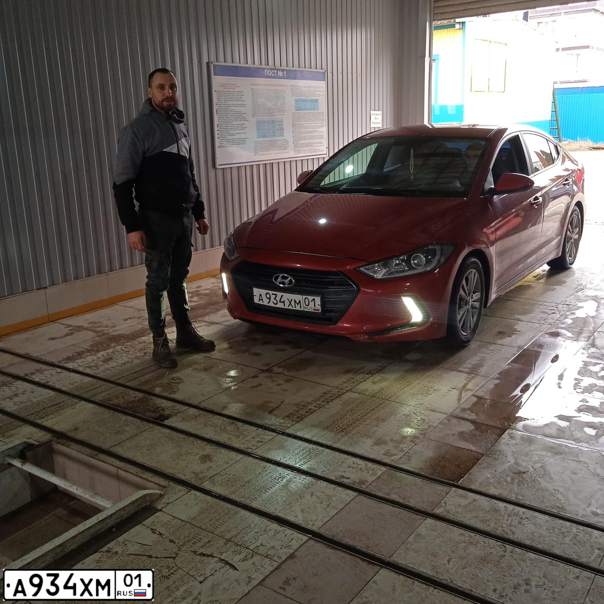 Фото автомобиля HYUNDAI ELANTRA, 2016 — госномер А934ХМ01. Цвет: Красный