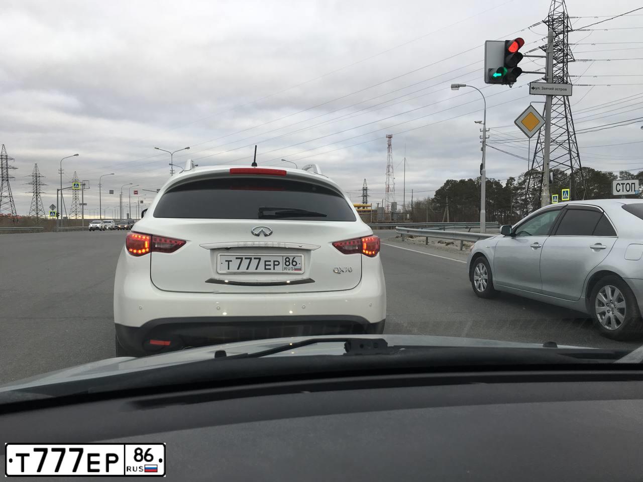 Фото автомобиля INFINITI QX70 /FX/, 2014 — госномер Т777ЕР86. Цвет: БЕЛЫЙ