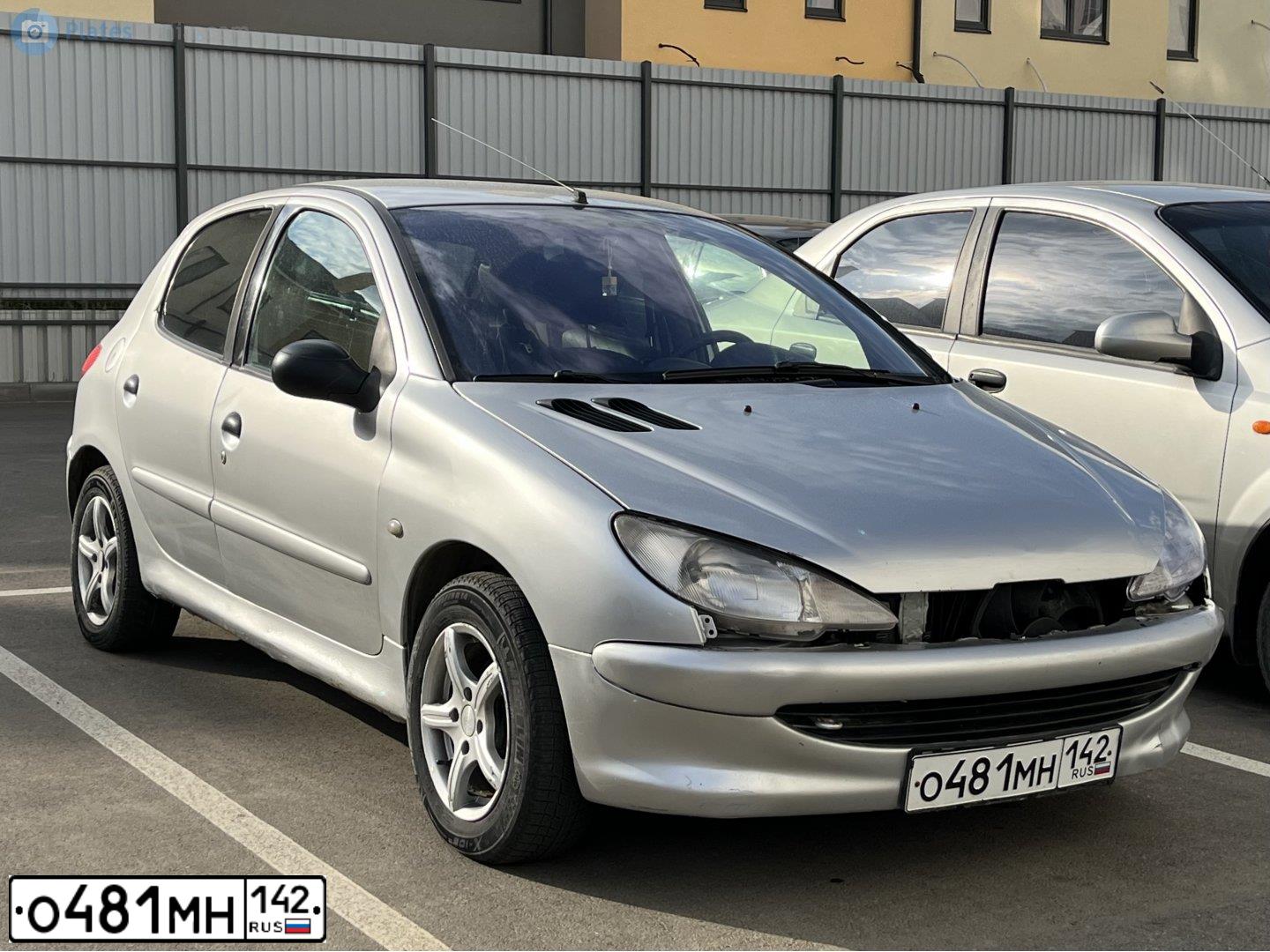 Фото автомобиля PEUGEOT 206, 2002 — госномер О481МН142. Цвет: СЕРЕБРИСТЫЙ