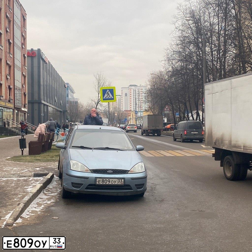 Фото автомобиля FORD FOCUS, 2004 — госномер Е809ОУ33. Цвет: СВЕТЛО-СЕРО-ГОЛУБОЙ