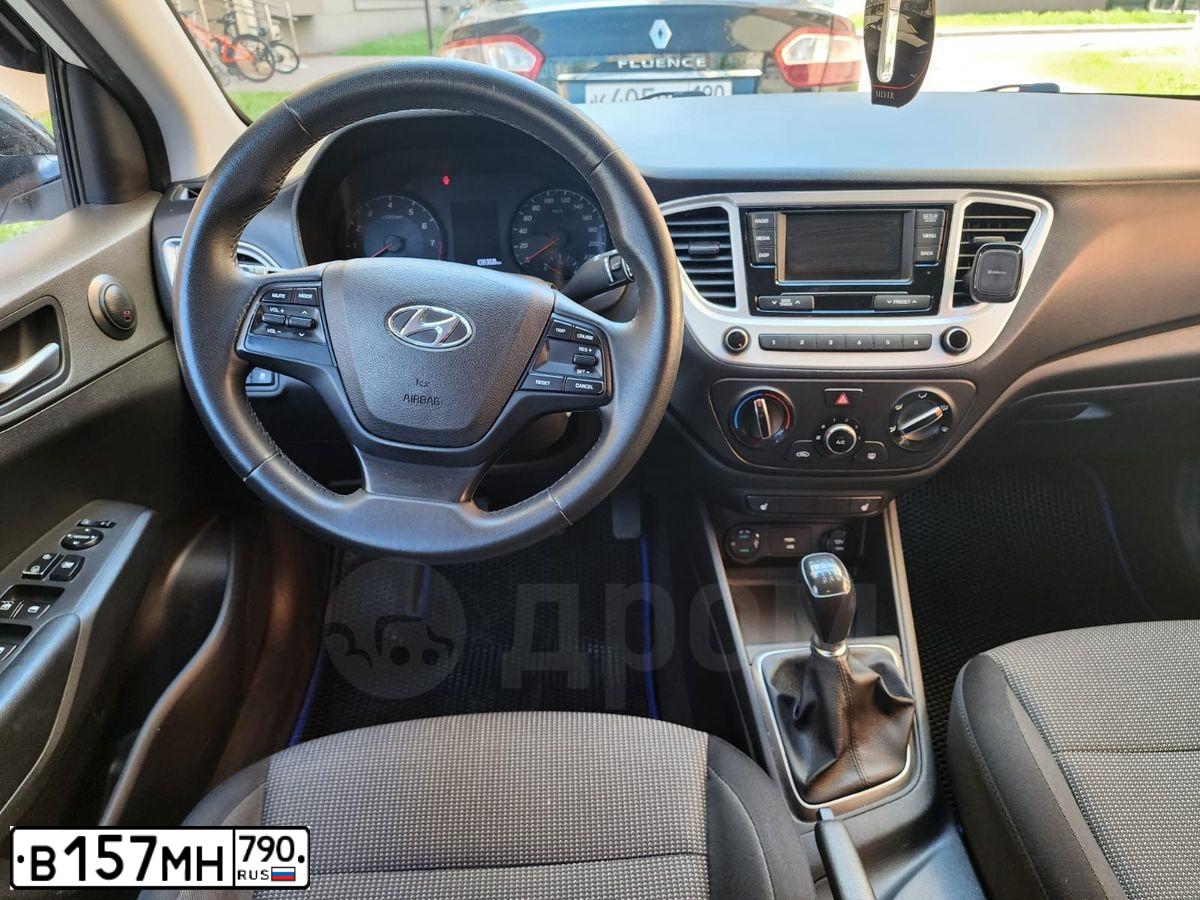 Фото автомобиля HYUNDAI SOLARIS, 2021 — госномер В157МН790. Цвет: БЕЛО-ЧЕРНЫЙ