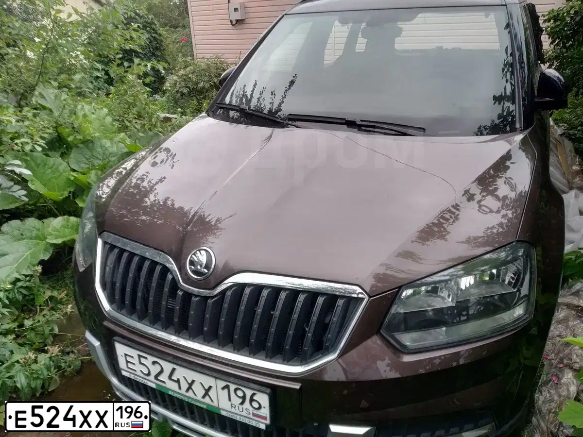 Фото автомобиля SKODA YETI, 2017 — госномер Х749КР55. Цвет: Коричневый