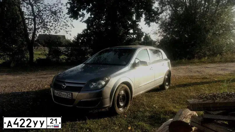 Фото автомобиля OPEL ASTRA, 2004 — госномер А422УУ21. Цвет: Серый
