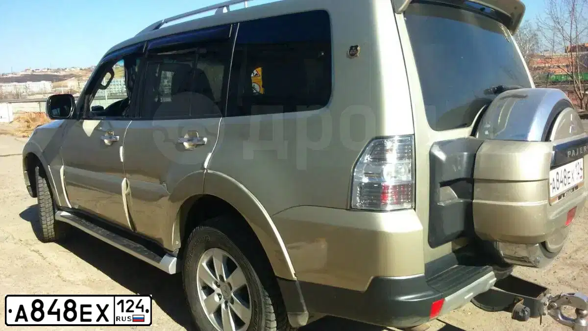 Фото автомобиля MITSUBISHI PAJERO, 2008 — госномер Р557КУ124. Цвет: БЕЖЕВЫЙ