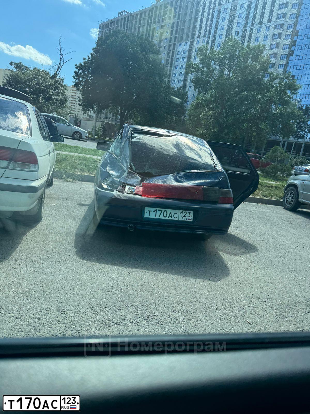 Фото автомобиля LADA 2112, 2005 — госномер Т170ОА123. Цвет: Серебристо-темно-синий
