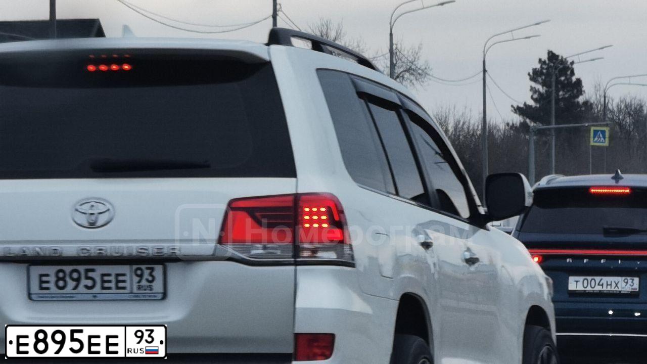 Фото автомобиля MERCEDES E-KLASSE, 2011 — госномер Е895ЕЕ93. Цвет: ЧЕРНЫЙ