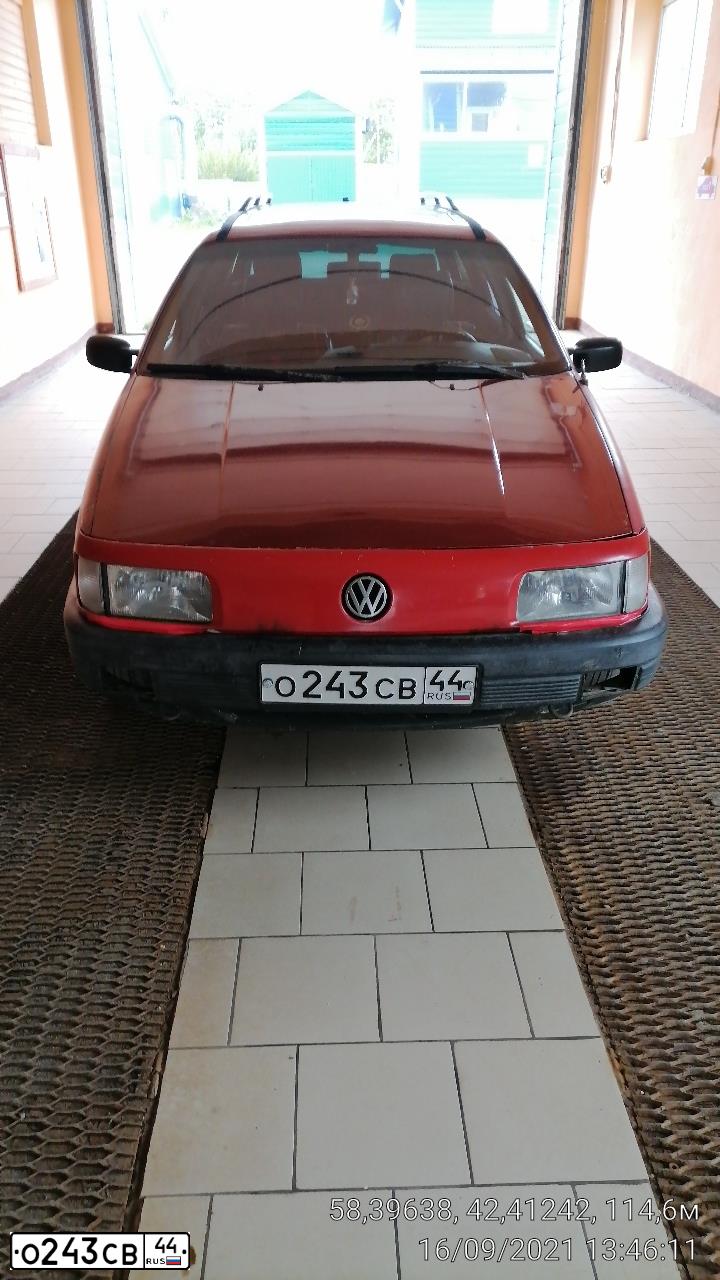 Фото автомобиля VOLKSWAGEN PASSAT, 1988 — госномер М910РР44. Цвет: Красный