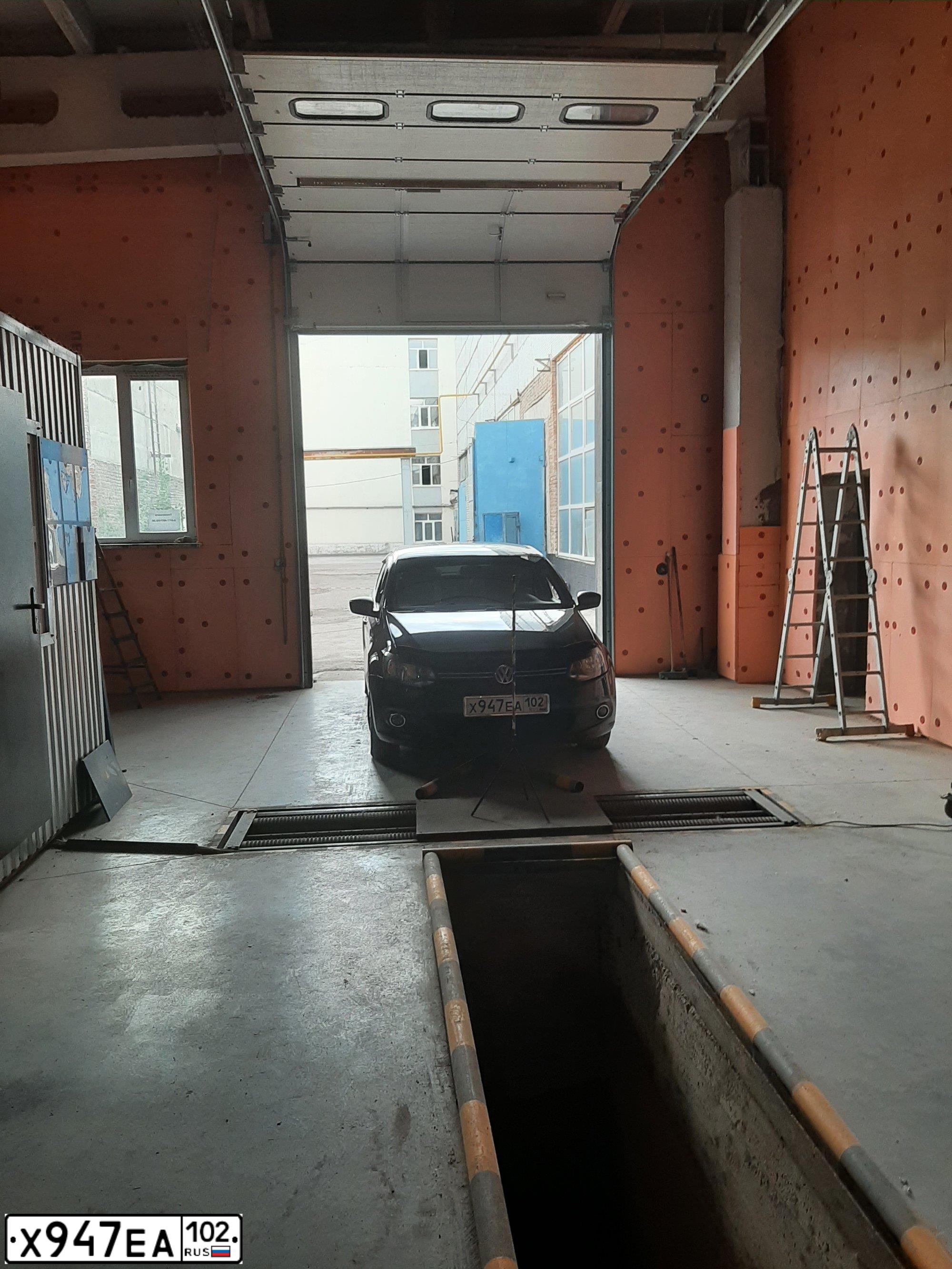 Фото автомобиля VOLKSWAGEN POLO, 2014 — госномер Х947ЕА102. Цвет: Серый
