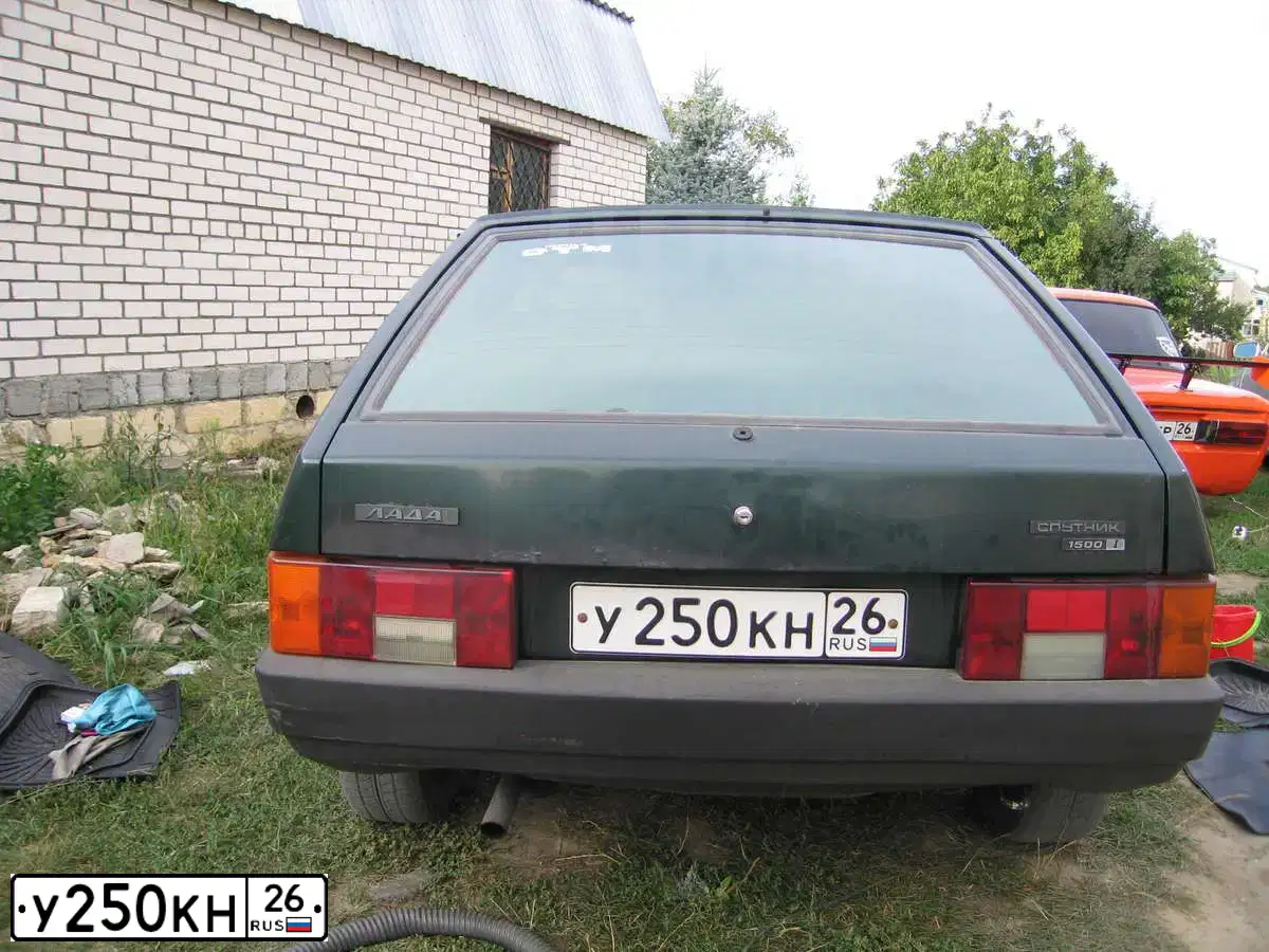 Фото автомобиля LADA 2108 SAMARA, 2002 — госномер У250КН26. Цвет: Темно-зеленый