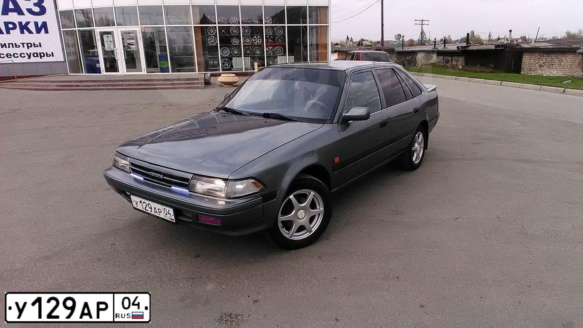 Фото автомобиля TOYOTA CARINA, 1990 — госномер У129АР04. Цвет: Серый