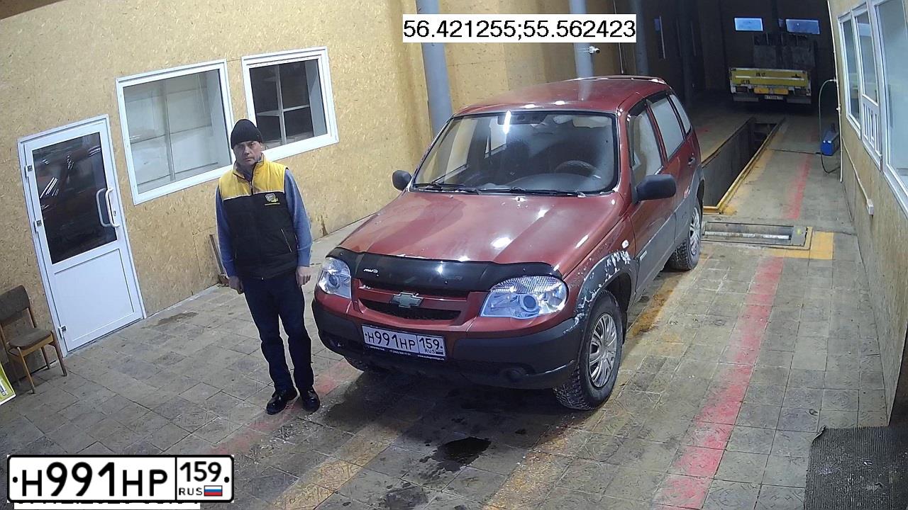 Фото автомобиля CHEVROLET NIVA, 2011 — госномер Р305КН159. Цвет: ЯРКО КРАСНЫЙ МЕТАЛЛИК