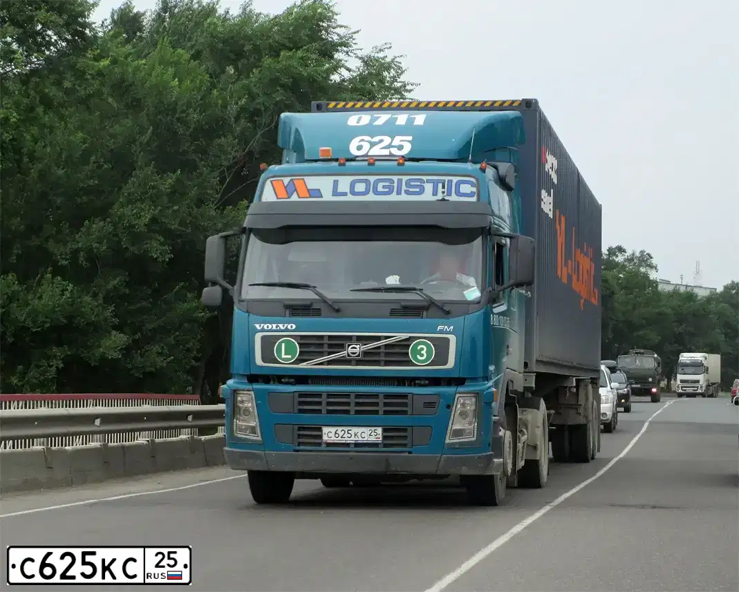 Фото автомобиля VOLVO SERIE FM /4X2/, 2006 — госномер Р563КТ27. Цвет: сине-зеленый