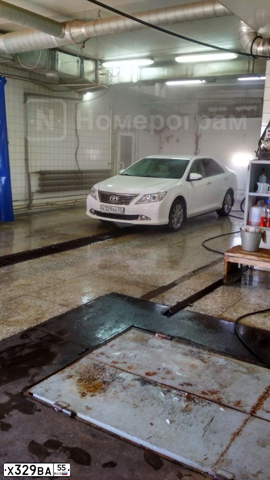 Фото автомобиля TOYOTA CAMRY, 2013 — госномер Х329ВА55. Цвет: Белый
