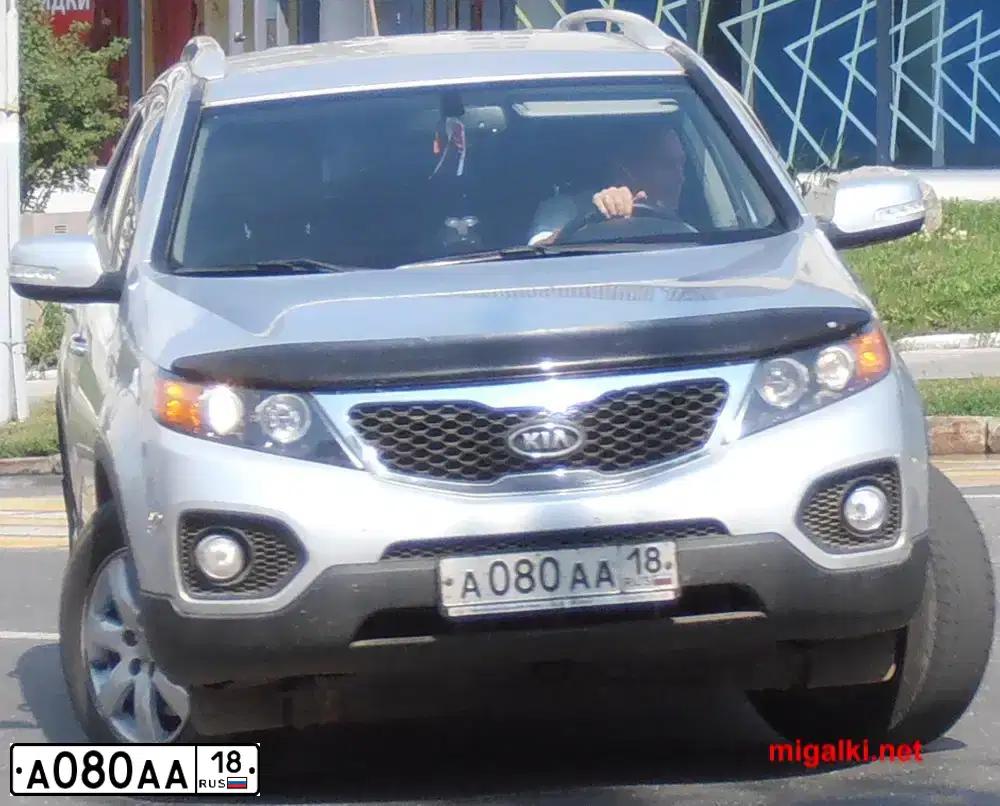 Фото автомобиля KIA SORENTO, 2011 — госномер А080АА18. Цвет: СЕРЕБРИСТЫЙ